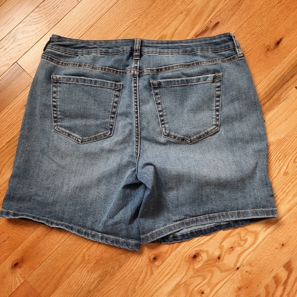Super cute stretchy demin shorts - Picture 5 of 7